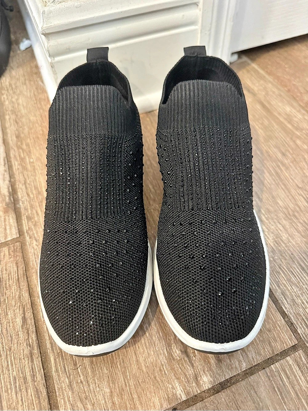 Tommy Bahama Rhinestone Knit Slip-On Sneaker Black & White Ladies size 10. Beaut